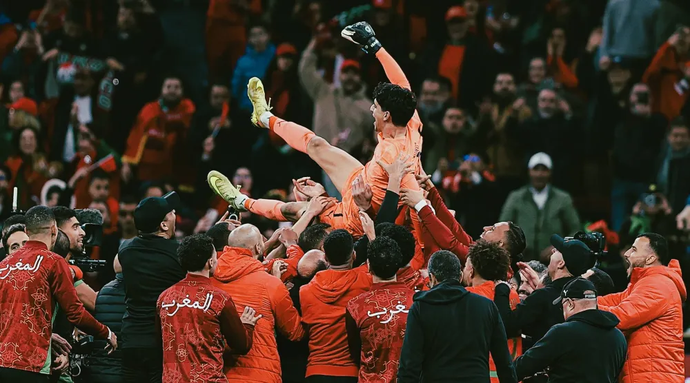 لاعبو المغرب يحتفلون بياسين بونو بعد التأهل للنهائي (كاف)
