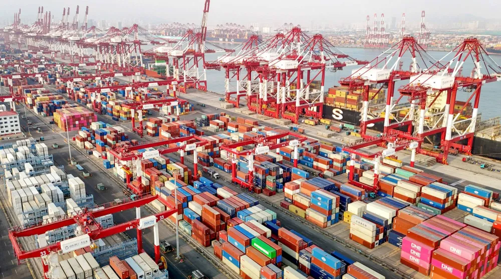 آلاف الحاويات المعدة للتصدير في ميناء قينغداو شرق الصين (أ.ف.ب)