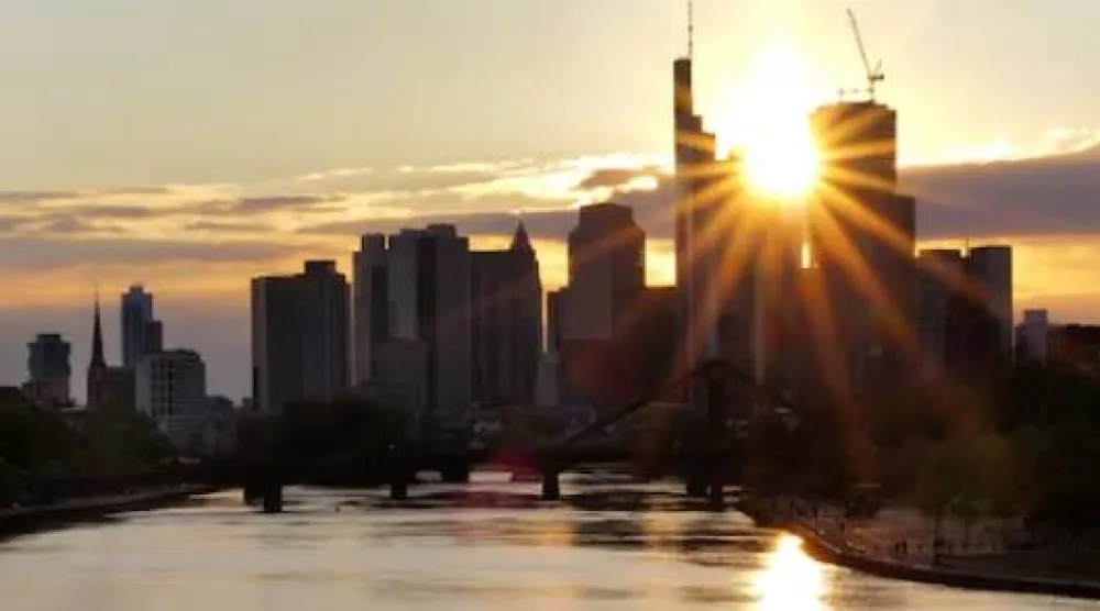 أفق حي المصارف خلال غروب الشمس في فرانكفورت (رويترز)
