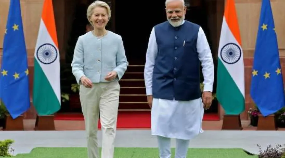 رئيسة المفوضية الأوروبية أورسولا فون دير لاين ورئيس وزراء الهند ناريندرا مودي قبل اجتماعهما في «هايدرباد هاوس» بنيودلهي... 28 فبراير 2025 (رويترز)