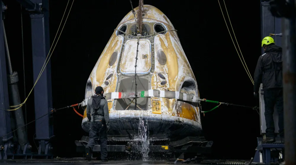 مركبة «دراغون إنديفور» الفضائية التابعة لشركة «سبيس إكس» بعد وقت قصير من هبوطها وعلى متنها رواد الفضاء التابعون لوكالة ناسا... في المحيط الهادئ قبالة ساحل لونغ بيتش ولاية كاليفورنيا الأميركية 15 يناير 2026 (أ.ف.ب)