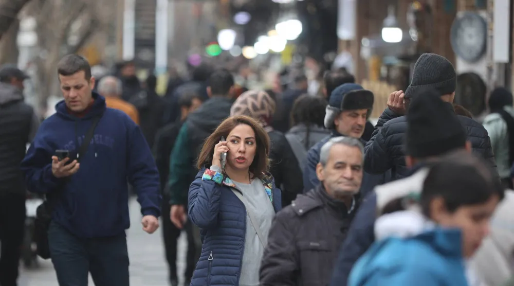 إيرانيون يتجولون في البازار الكبير بطهران الخميس (رويترز)