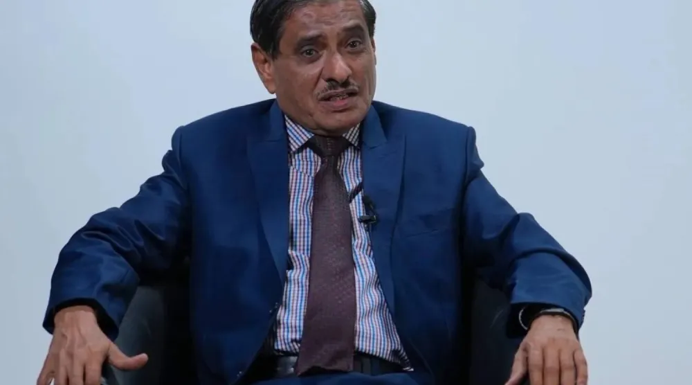 فرج البحسني خلال حديث سابق لـ«الشرق الأوسط» (تصوير: تركي العقيلي)