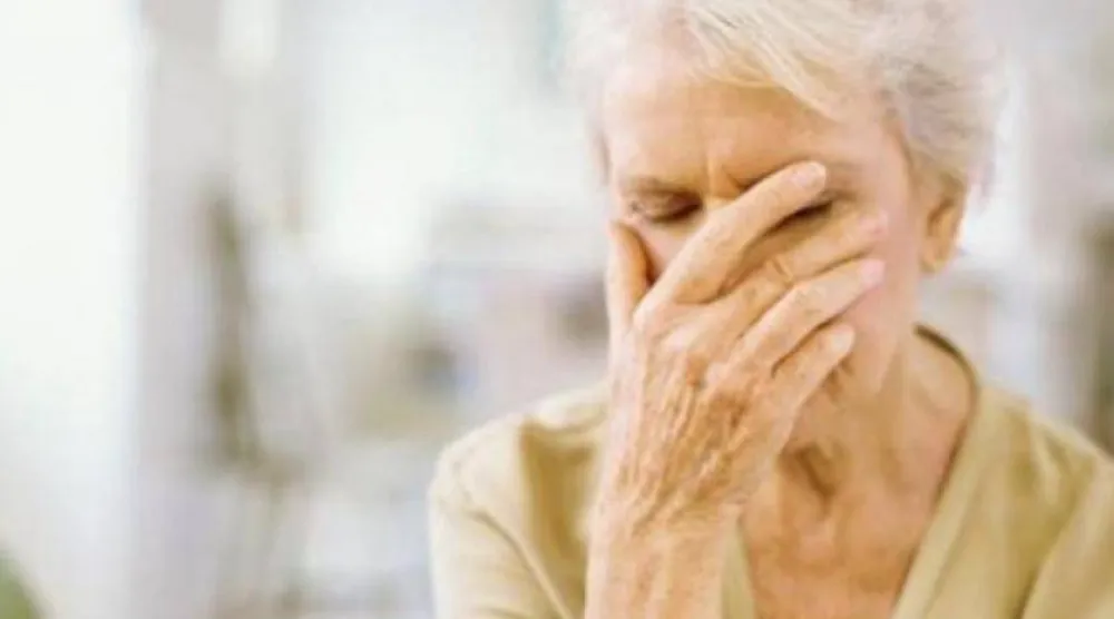 مع التقدم في العمر قد تبدأ بعض القدرات الذهنية التراجع (رويترز)