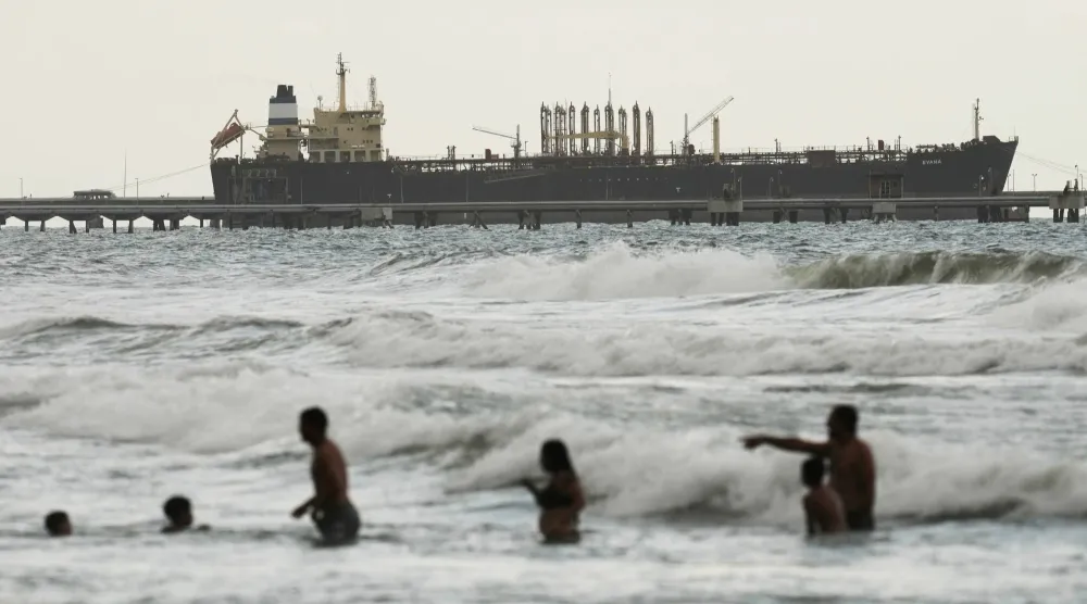 ناقلة نقط تحمل اسم «إيفانا» راسية في بويرتو كابيللو بفنزويلا (أ.ب)