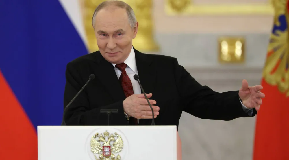 الرئيس الروسي فلاديمير بوتين يشير بيده خلال حضوره حفل تقديم أوراق الاعتماد من قبل السفراء الأجانب المعينين حديثاً في قصر الكرملين الكبير بموسكو... 15 يناير 2026 (إ.ب.أ)