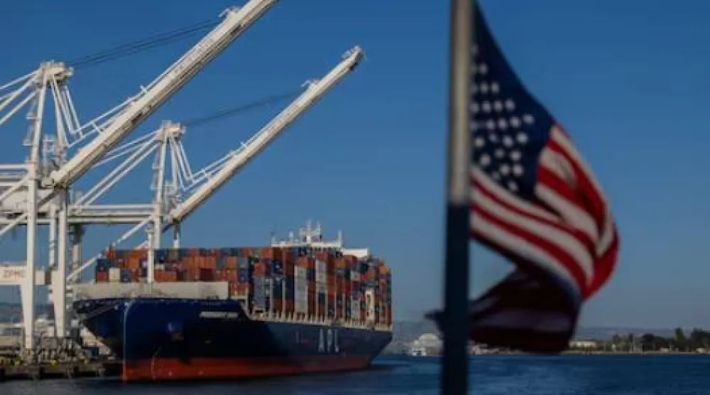 سفينة شحن محمّلة بالحاويات في ميناء أوكلاند (رويترز)