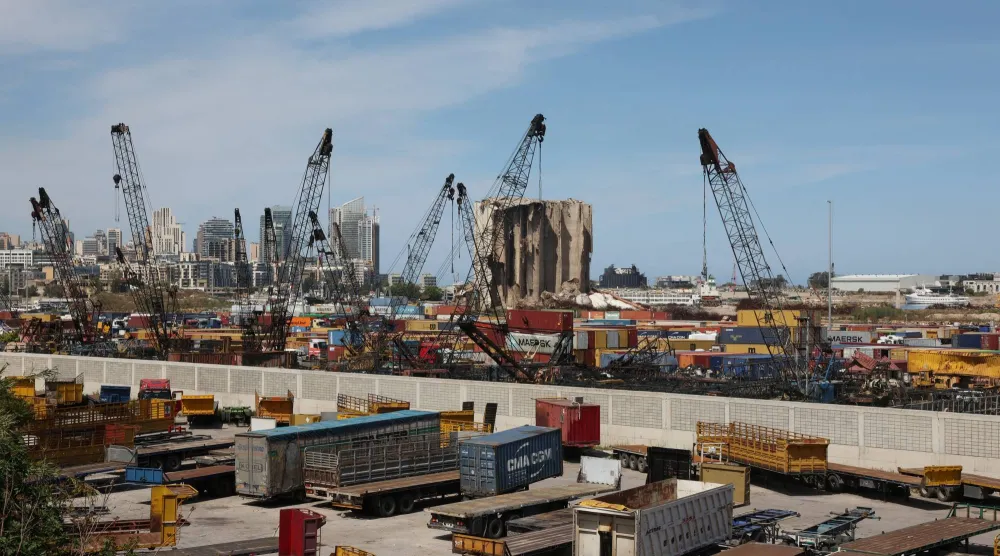 حاويات ورافعات استأنفت عملها بمرفأ بيروت بعد الانفجار عام 2020 (أرشيفية-رويترز)