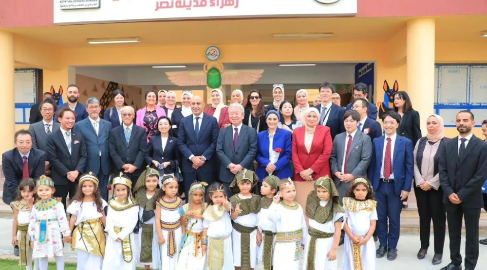 وفد ياباني يزور إحدى المدارس المصرية-اليابانية بالقاهرة في حضور وزير التعليم المصري خلال نوفمبر الماضي (التعليم المصرية)