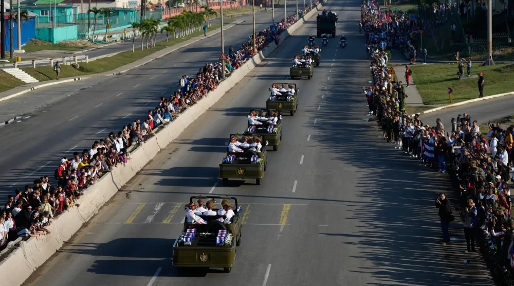 موكب سيارات ينقل جراراً جنائزية تحتوي على رفات ضباط كوبيين قُتلوا خلال العملية الأميركية في فنزويلا التي أسفرت عن القبض على الرئيس الفنزويلي نيكولاس مادورو... في العاصمة الكوبية هافانا 15 يناير 2026 (أ.ب)