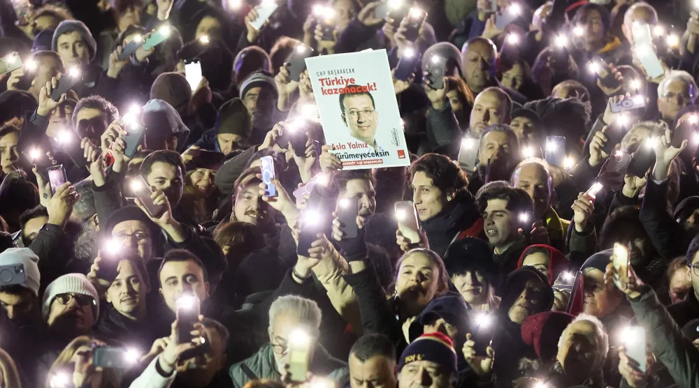 تجمع لأنصار حزب «الشعب الجمهوري» في حي بيشكتاش في إسطنبول ليل الأربعاء - الخميس دعماً لإمام أوغلو (حزب الشعب الجمهوري - إكس)