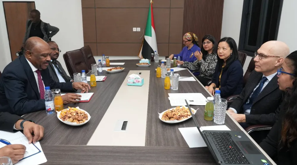 فولكر تورك خلال جلسة محادثات مع وفد الحكومة برئاسة وزير الخارجية محيي الدين سالم (وكالة الأنباء السودانية - سونا)