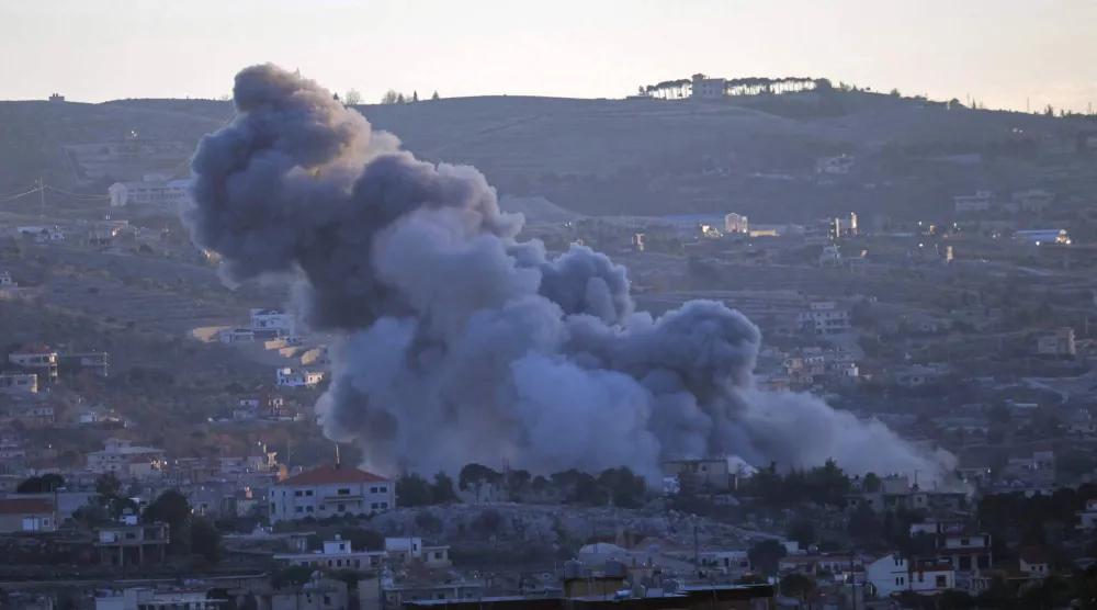 الدخان يتصاعد جراء غارات جوية إسرائيلية استهدفت مواقع مهددة بإنذارات إخلاء في بلدة سحمر بجنوب شرقي لبنان (أ.ف.ب)