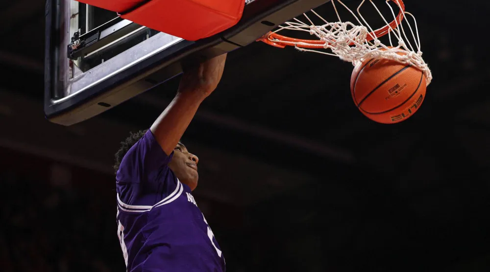 15 لاعب كرة سلة جامعياً سابقاً اتهموا بالتلاعب في نتائج المباريات (رويترز)