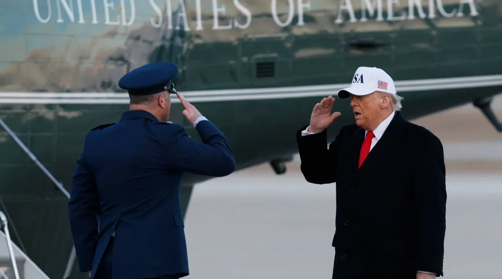 ترمب يحيي ضابطاً في الجيش الأميركي قبل صعوده على متن «مارين 1» في قاعدة أندروز المشتركة بماريلاند الثلاثاء (أ.ب)