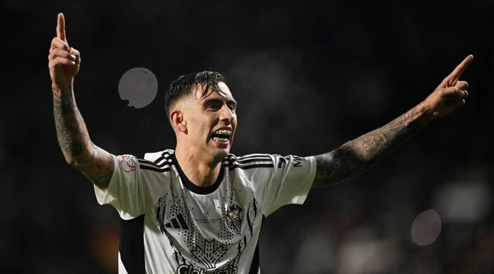 جيفتي بيتانكور يحتفل بعد نهاية المباراة التاريخية (رويترز)