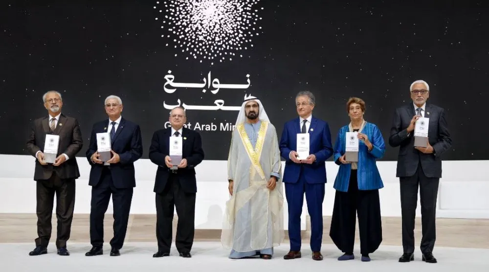 الشيخ محمد بن راشد آل مكتوم يتوسط الفائزين (الشرق الأوسط)