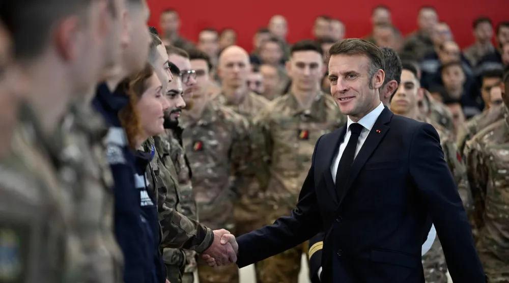 ماكرون يصافح جنوداً فرنسيين لدى زيارته قاعدة عسكرية جوية في «إيستر» قرب مارسيليا يوم 15 يناير (أ.ب)