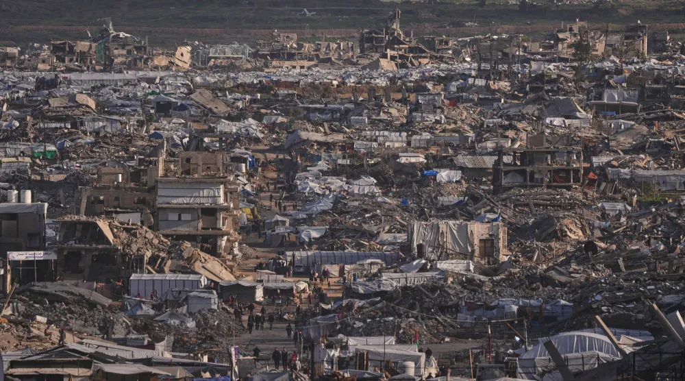 صورة التقطت يوم الخميس لخيام مؤقتة للنازحين مقامة وسط الدمار بمدينة غزة (أ.ب)