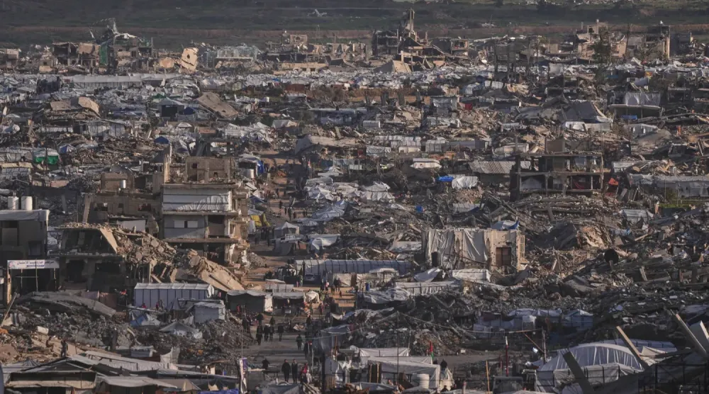 Gazze şehrindeki yıkımın ortasında yerinden edilmiş insanlar için kurulan geçici çadırlar, 15 Ocak 2026 (AP)