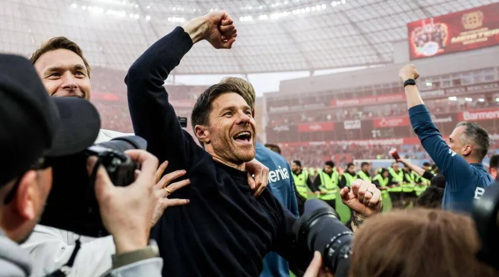 قاد ألونسو باير ليفركوزن إلى الفوز بثنائية الدوري والكأس من دون خسارة أي مباراة في 2024 (غيتي)