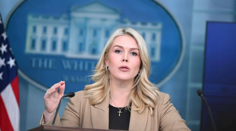 كارولاين ليفيت المتحدثة باسم البيت الأبيض تتحدث خلال مؤتمر صحافي في غرفة برادي للإحاطات الإعلامية بالبيت الأبيض في العاصمة واشنطن 15 يناير 2026 (أ.ف.ب) 