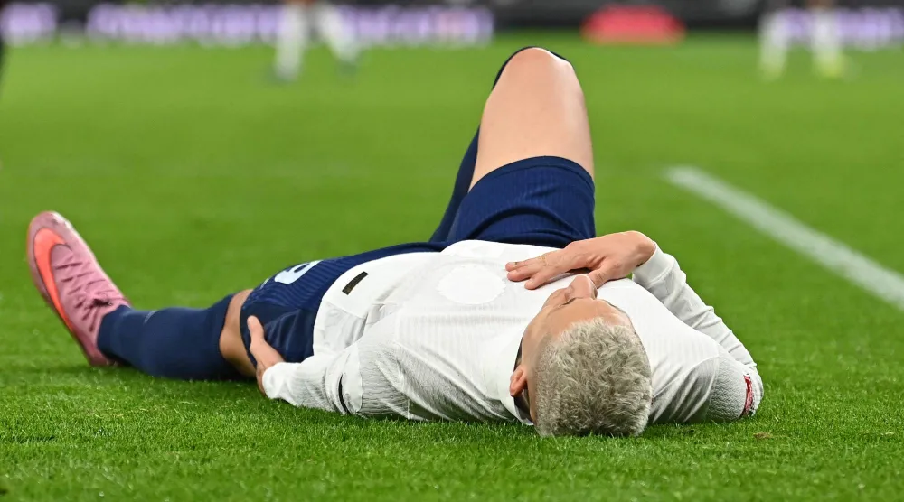 ريتشارليسون لحظة تعرضه للإصابة (أ.ف.ب)