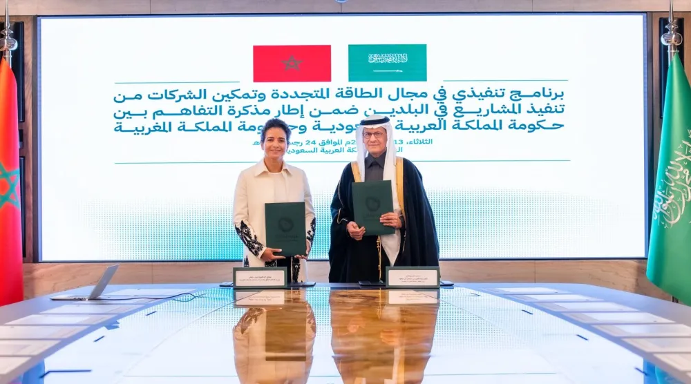 الأمير عبد العزيز بن سلمان والدكتورة ليلى بنعلي عقب توقيعهما البرنامج التنفيذي (وزارة الطاقة السعودية)