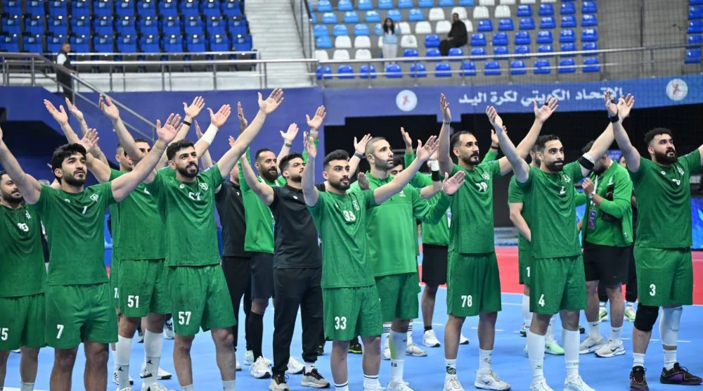لاعبو أخضر اليد يحتفلون مع جماهيرهم بعد الفوز على إيران (اتحاد اليد)