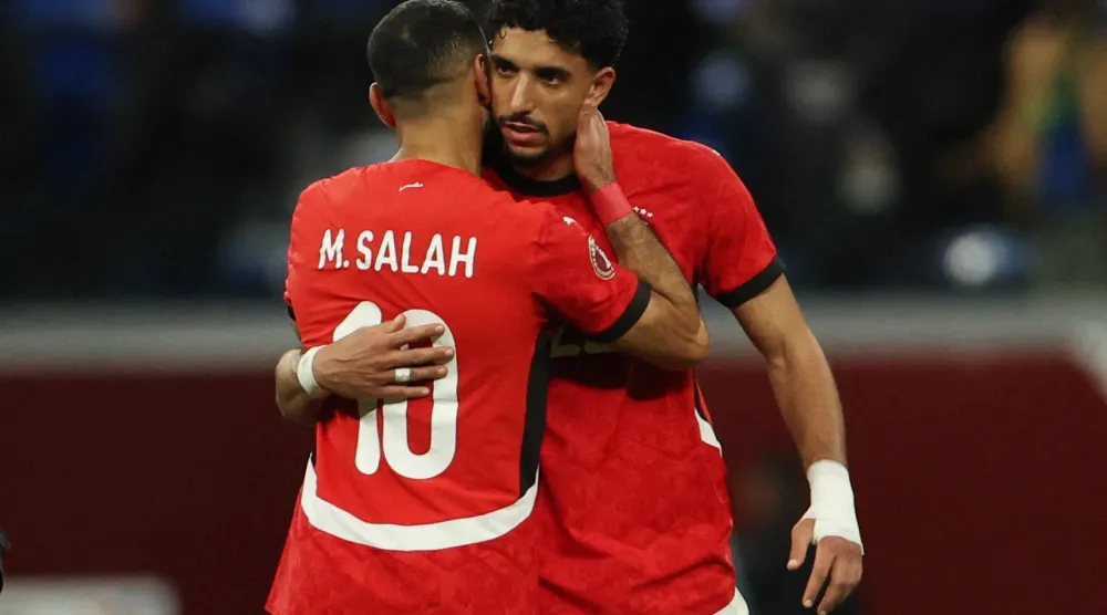 صلاح يواسي مرموش بعد الخسارة الأخيرة أمام السنغال (رويترز)