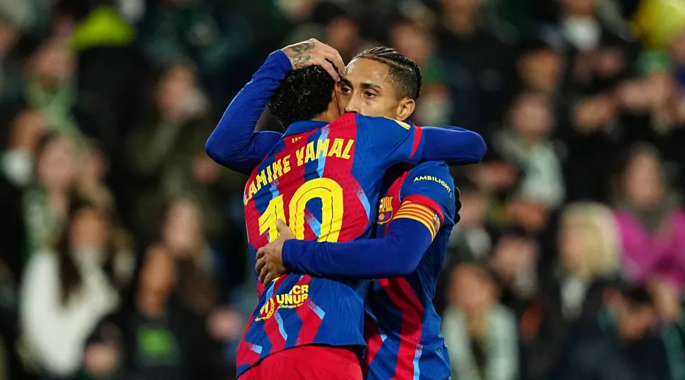 الأمين جمال يحتفل مع رافينها بعد الهدف (أ.ب)