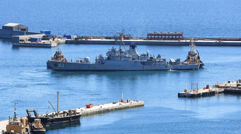 سفينة حربية إيرانية مشاركة في المناورات (رويترز)