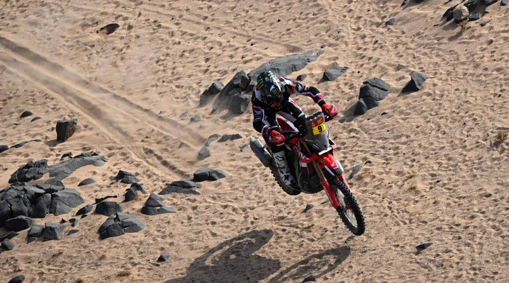 دراج يشق طريقه خلال منافسات المرحلة الـ11 (أ.ف.ب)