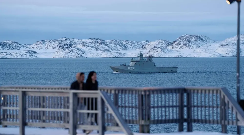 Danimarka'ya ait bir savaş gemisi, Grönland'daki Nuuk kıyıları yakınlarında devriye geziyor (AP)