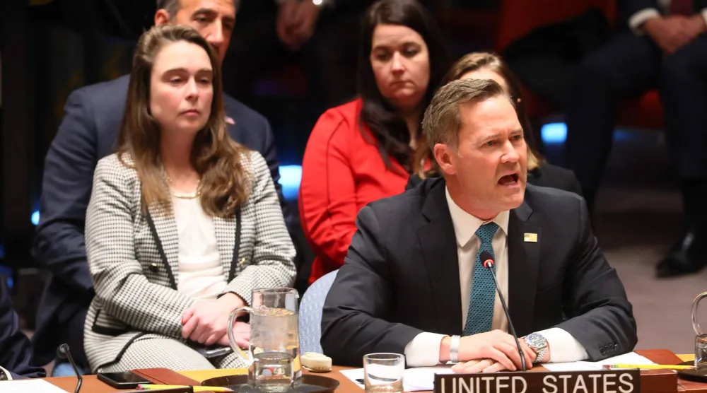مايك والتز سفير الولايات المتحدة لدى الأمم المتحدة يتحدث خلال اجتماع لمجلس الأمن التابع للأمم المتحدة حول الوضع في إيران بمقر الأمم المتحدة في نيويورك 15 يناير الحالي (أ.ف.ب)