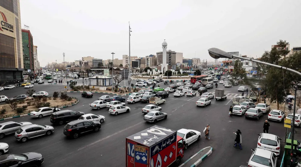 سيارات تعبر على طول أحد شوارع طهران 15 يناير الحالي (أ.ف.ب)
