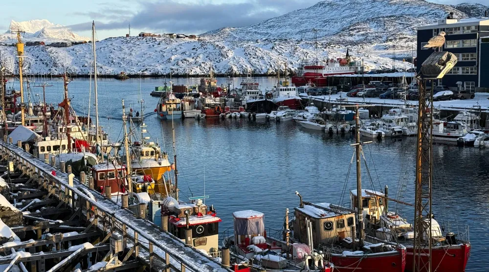 صورة ملتقطة في 15 يناير الحالي في مدينة نوك بجزيرة غرينلاند تظهر قوارب راسية بالميناء (د.ب.أ)