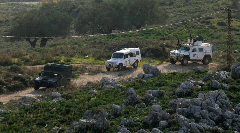 جنود من قوات «يونيفيل» يجرون دوريات في مركبات برفقة جنود لبنانيين بمنطقة البويضة بقضاء مرجعيون جنوب لبنان بالقرب من الحدود مع إسرائيل - 8 يناير 2026 (أ.ف.ب)