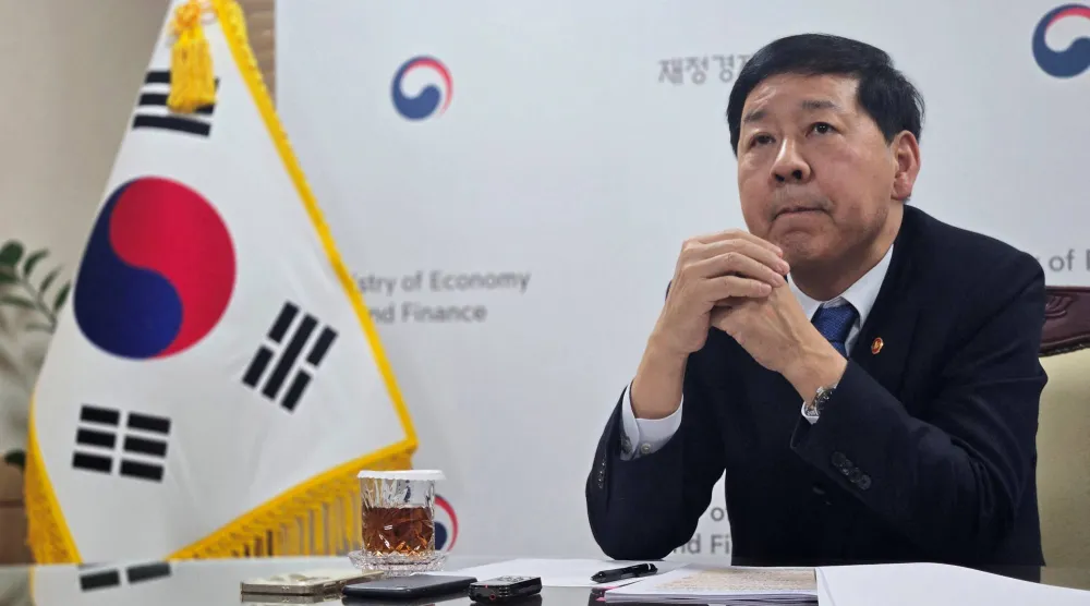 كو يون تشول يتحدث خلال مقابلة مع «رويترز» في مجمع الحكومة بسيول (رويترز)