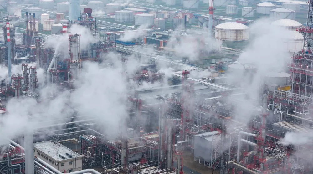 لقطة مصورة من مسيرة لمنشأة نفطية روسية في إقليم سيبيريا (رويترز)