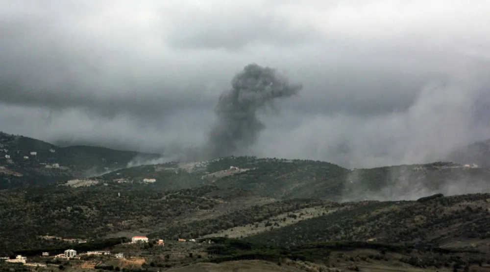 تصاعد الدخان من موقع غارة جوية إسرائيلية استهدفت قمم جبل الريحان في جنوب لبنان - 9 يناير 2026 (أ.ف.ب)