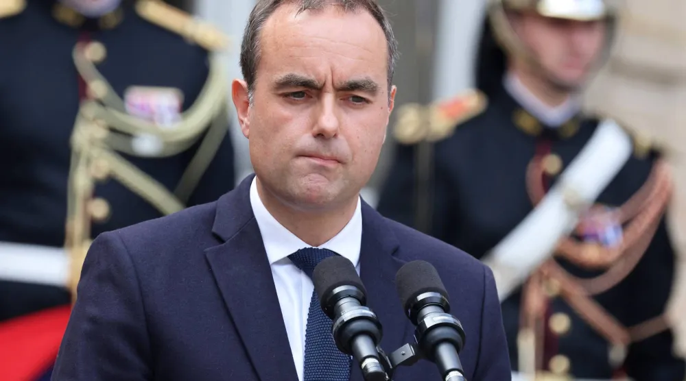 رئيس الوزراء الفرنسي سيباستيان ليكورنو خلال مراسم تسلم منصبه في باريس - 10 سبتمبر 2025 (رويترز)