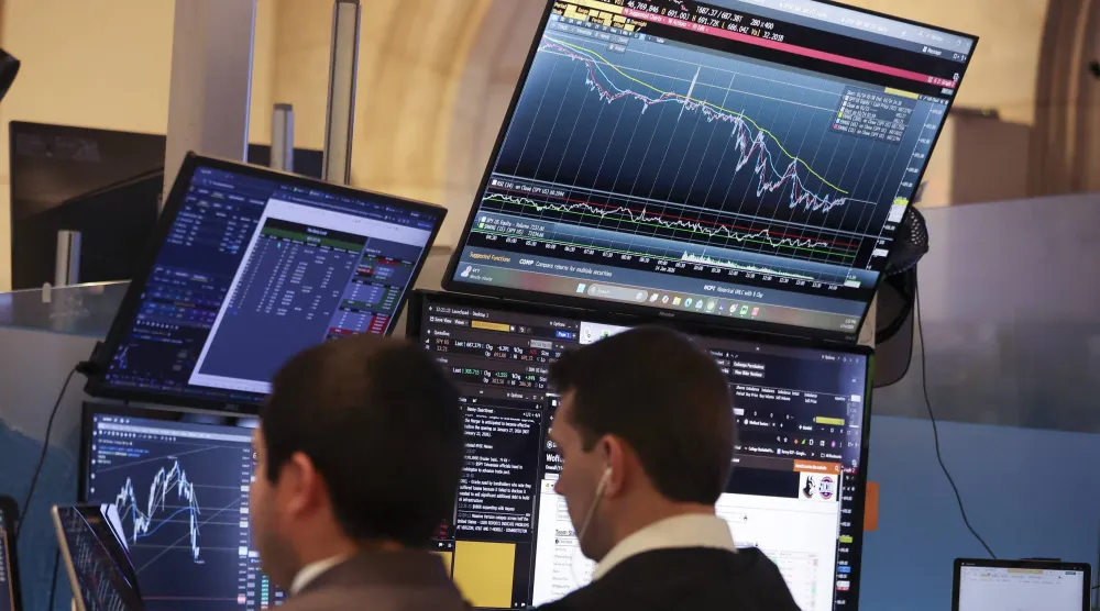 متداولون يعملون في قاعة بورصة نيويورك بنيويورك (إ.ب.أ)