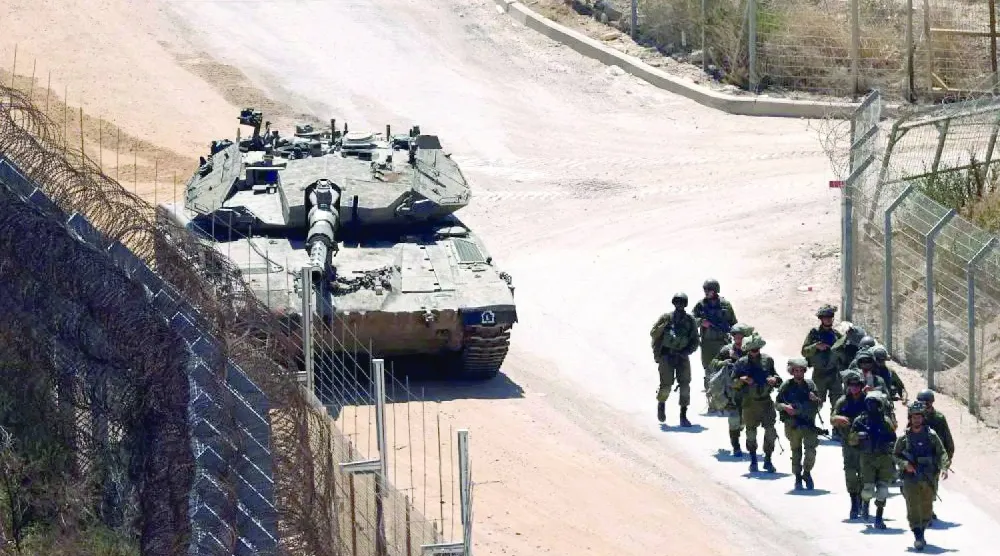 قوات إسرائيلية تجري دوريات على السياج الحدودي مع سوريا بالقرب من قرية مجدل شمس في مرتفعات الجولان المحتلة يوم 23 يوليو 2025 (أ.ف.ب)
