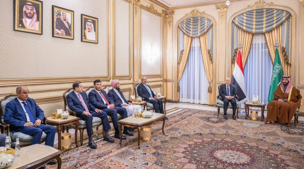 أعضاء مجلس القيادة الرئاسي اليمني خلال لقاء مع وزير الدفاع السعودي خالد بن سلمان (سبأ)