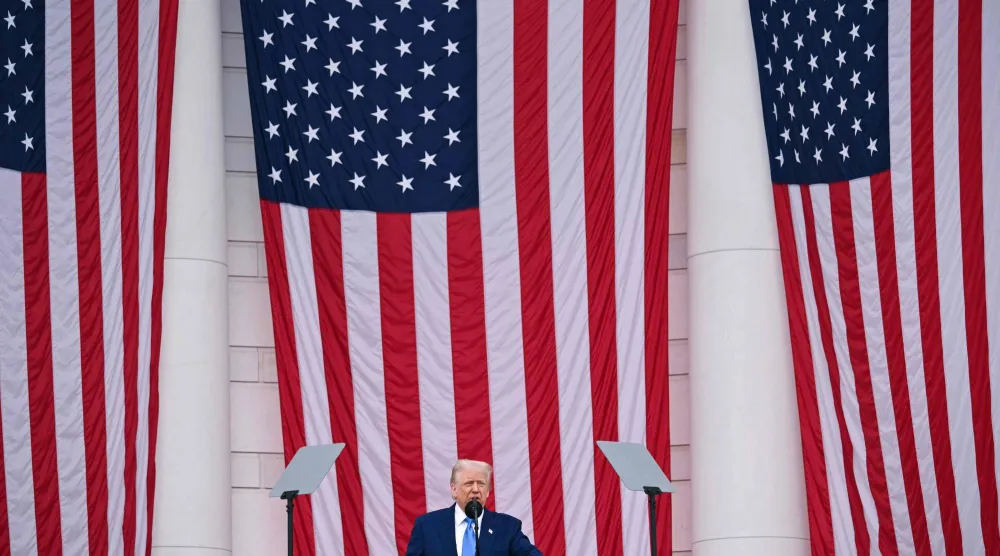 الرئيس الأميركي دونالد ترمب يلقي كلمة خلال احتفال يوم الذكرى الوطني في مقبرة أرلينغتون الوطنية يوم 26 مايو 2025 (أ.ف.ب)