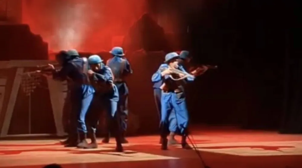 العرض المسرحي «مرسل إلى» تناول الحربين العالميتين (مهرجان المسرح العربي) 