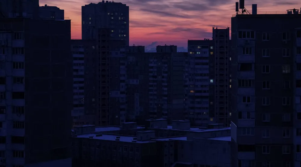 انقطاع التيار الكهربائي عن مبانٍ سكنية في كييف بعد الهجمات الروسية (رويترز)