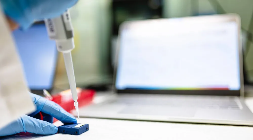 الجهاز يحتوي على مُجسّات كيميائية إلكترونية دقيقة (جامعة تكساس)