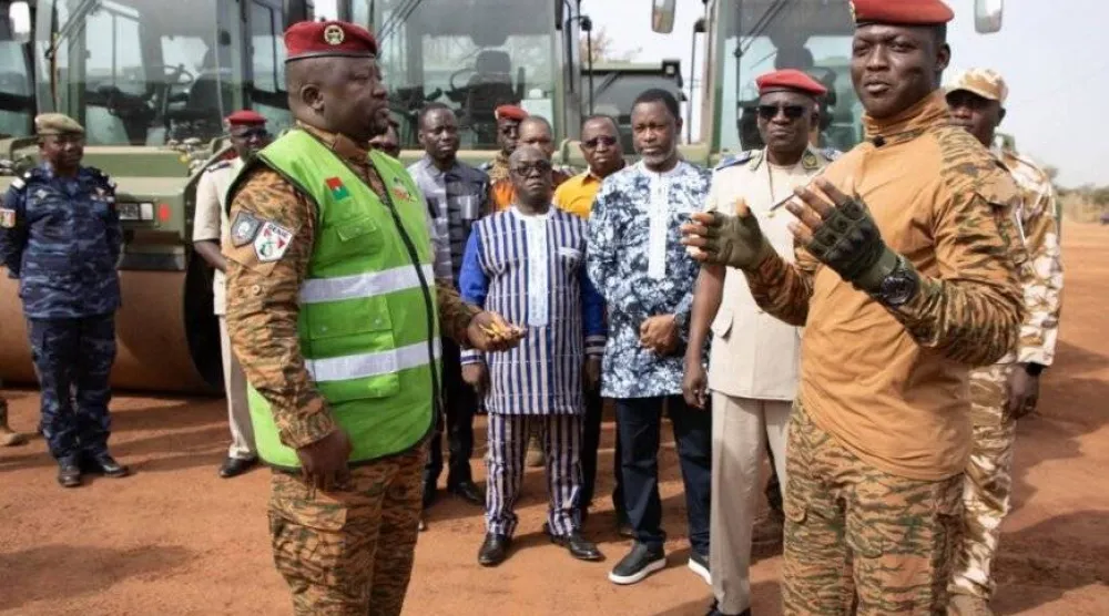 رئيس بوركينا فاسو إلى جانب جنود ومتطوعين (إعلام محلي)